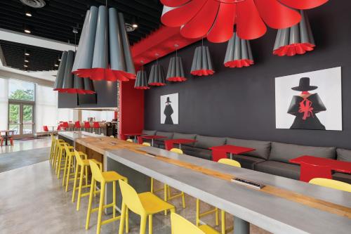 radisson red miami airport