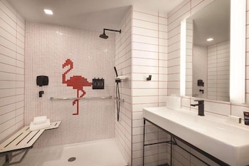 radisson red miami airport