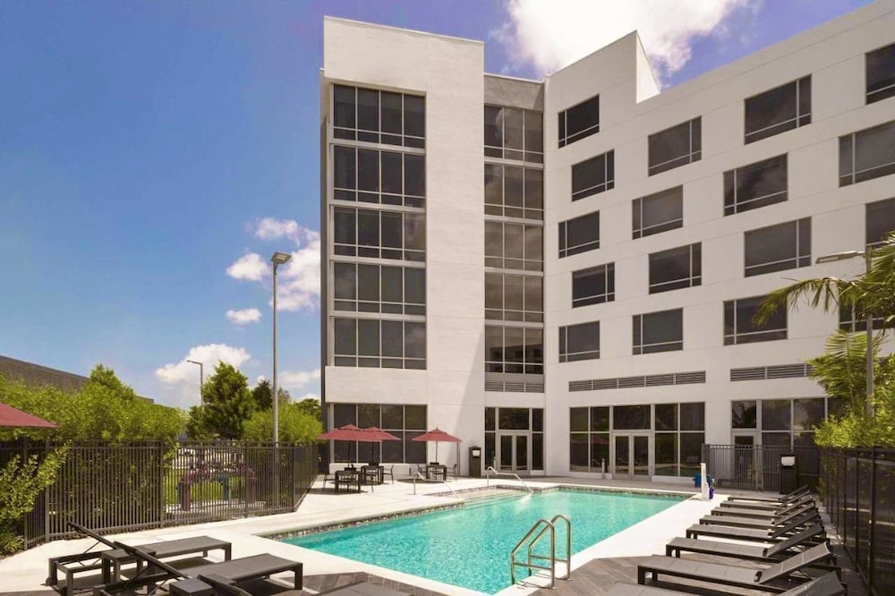 radisson red miami airport