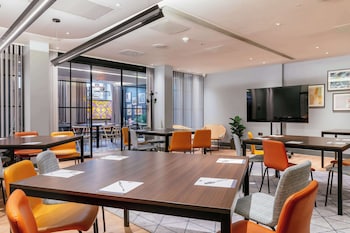 hampton by hilton london park royal