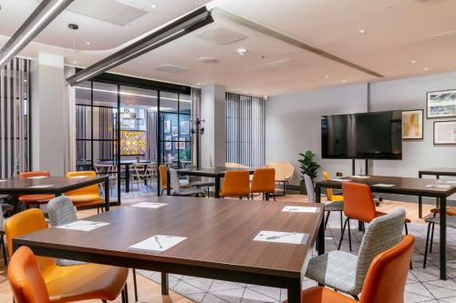 hampton by hilton london park royal
