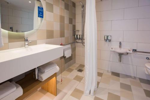 hampton by hilton london park royal