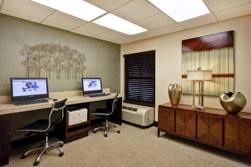 hampton inn atlanta mall of georgia