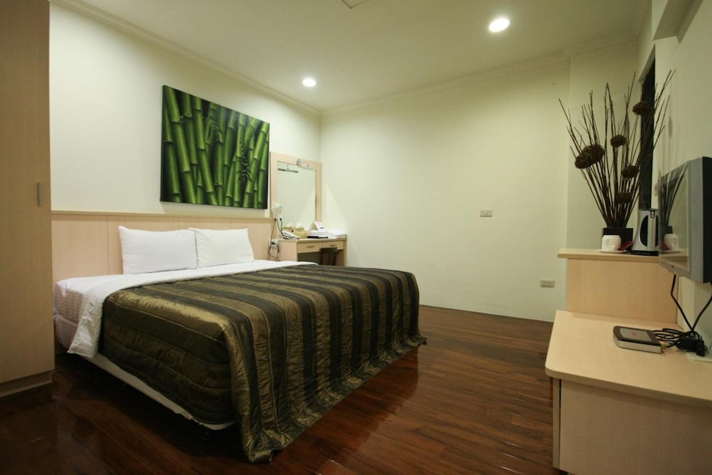 lake in mountain bandb