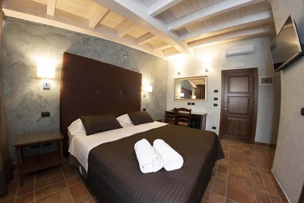 hotel capomulini historical house