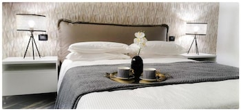 gatto bianco le mura