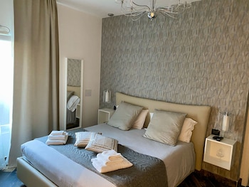 gatto bianco le mura