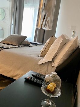 gatto bianco le mura