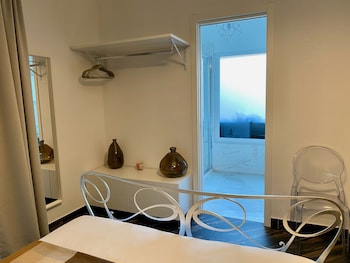 gatto bianco le mura