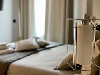 gatto bianco le mura