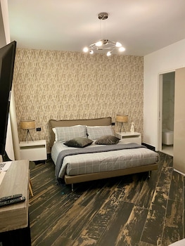 gatto bianco le mura