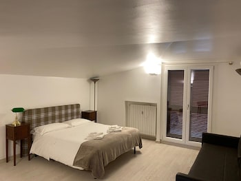 gatto bianco le mura