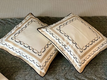 gatto bianco le mura