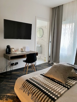 gatto bianco le mura