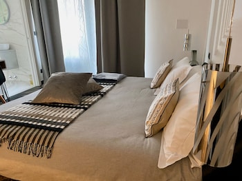 gatto bianco le mura