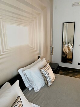 gatto bianco le mura