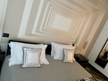 gatto bianco le mura