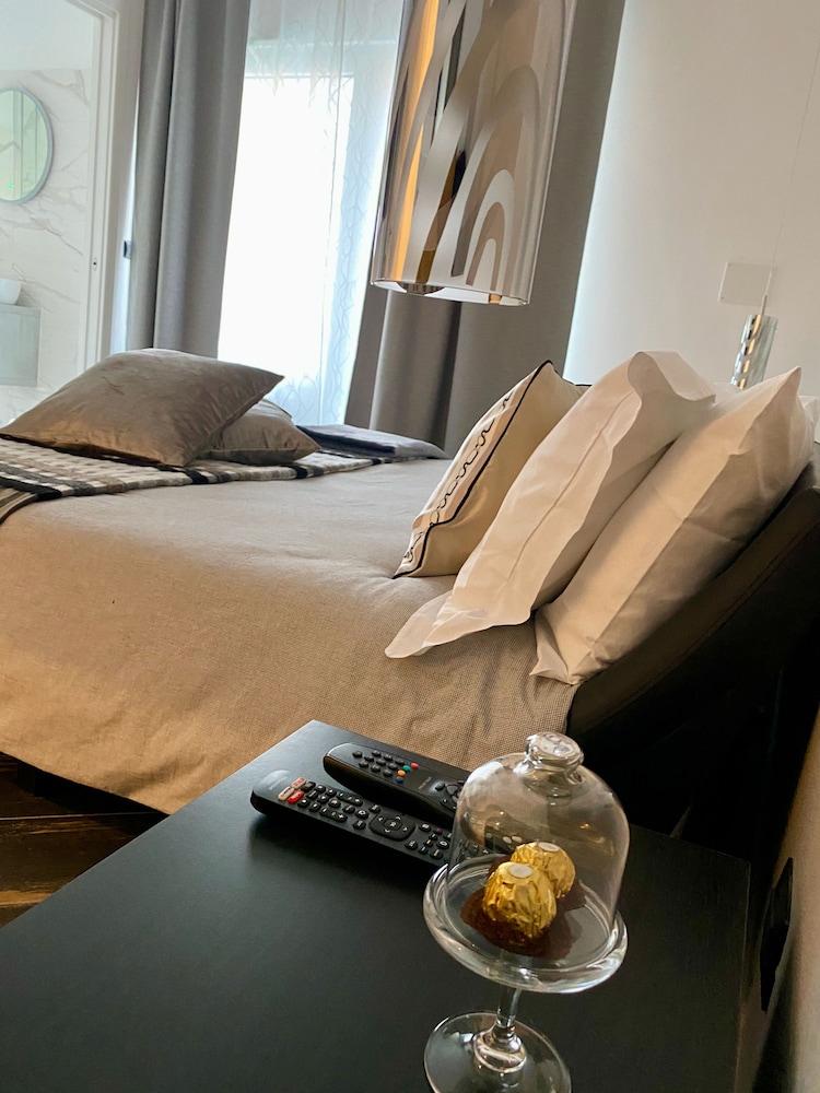 gatto bianco le mura