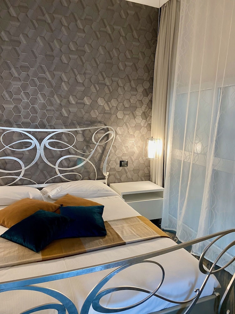 gatto bianco le mura