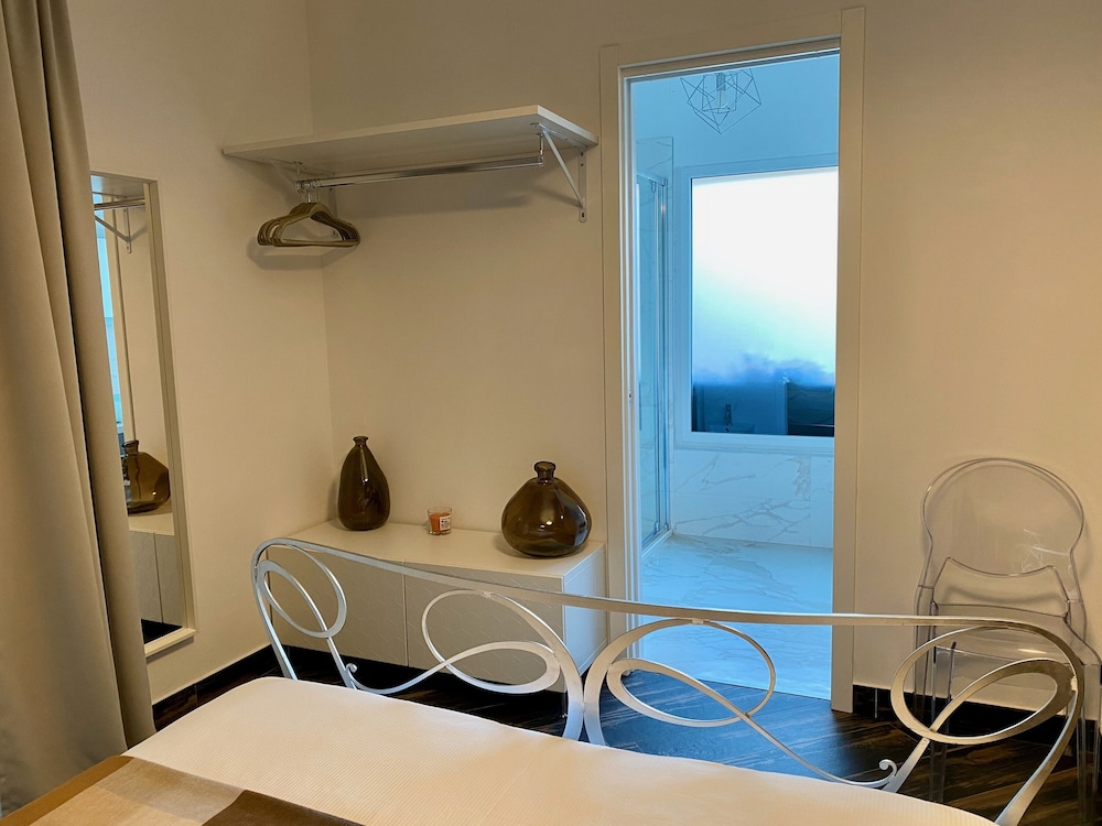 gatto bianco le mura