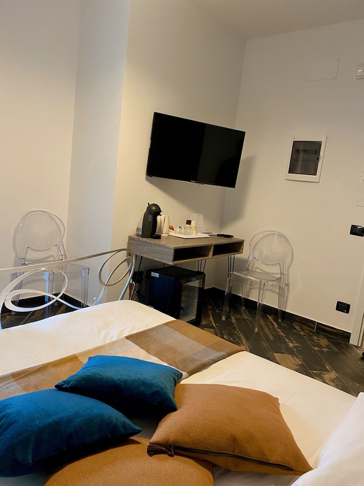 gatto bianco le mura