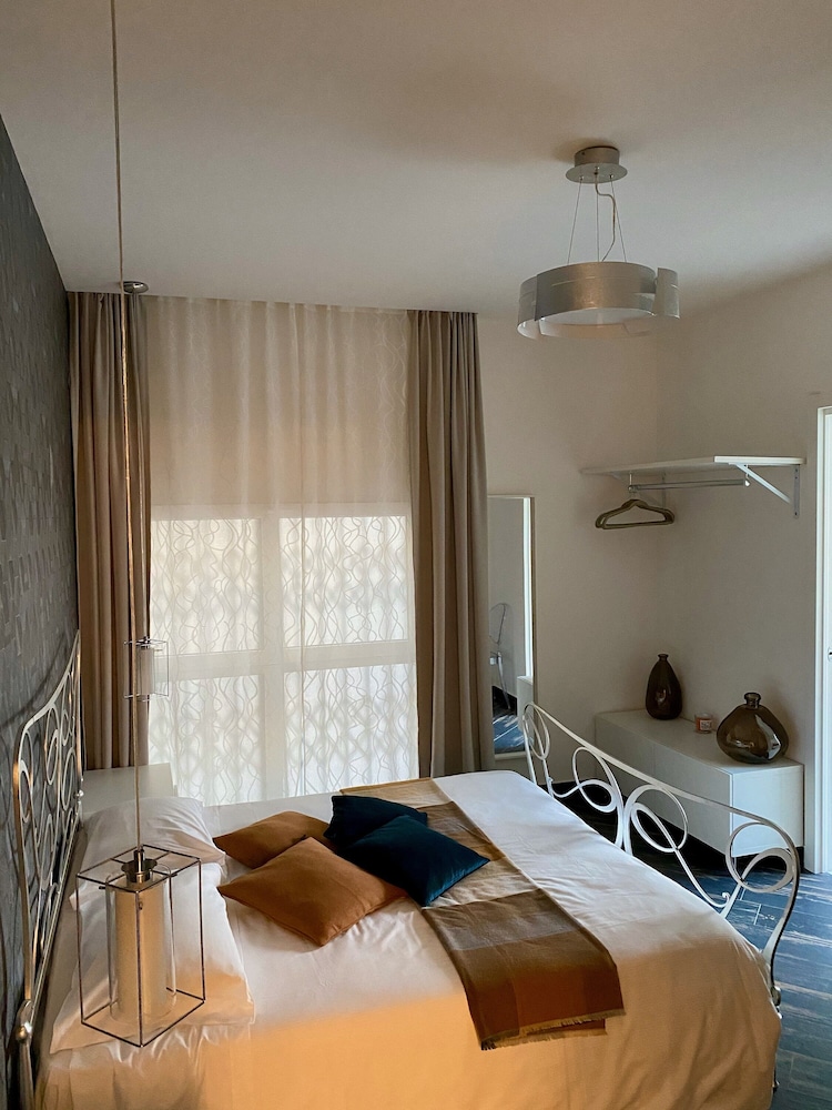 gatto bianco le mura