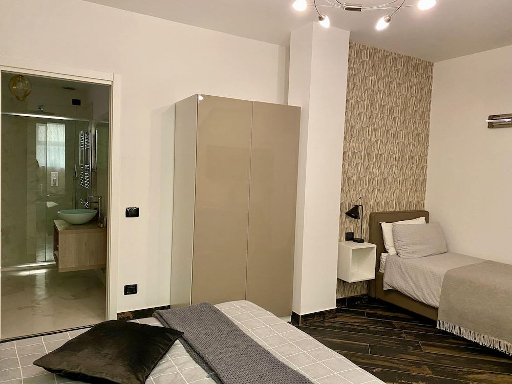 gatto bianco le mura