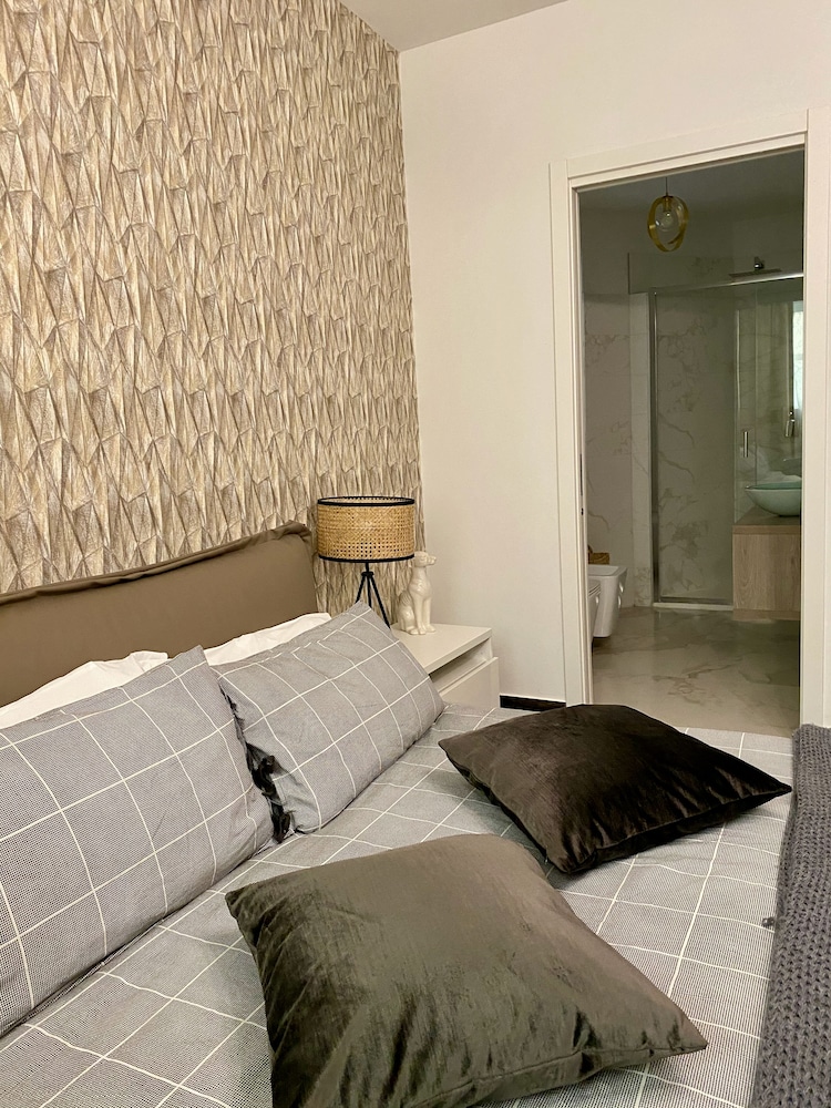 gatto bianco le mura