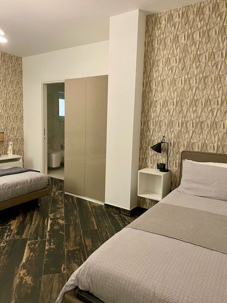 gatto bianco le mura