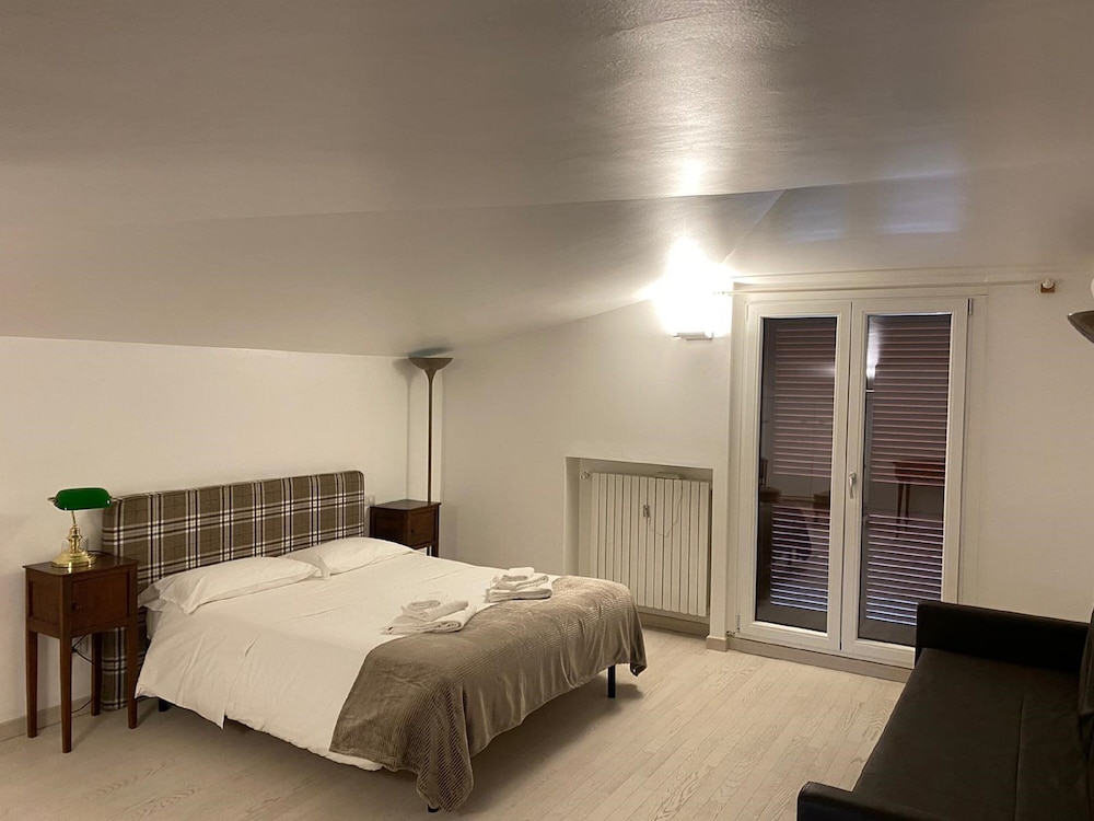 gatto bianco le mura