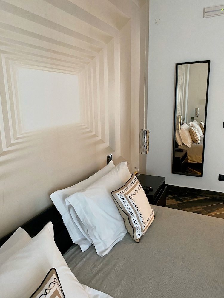 gatto bianco le mura