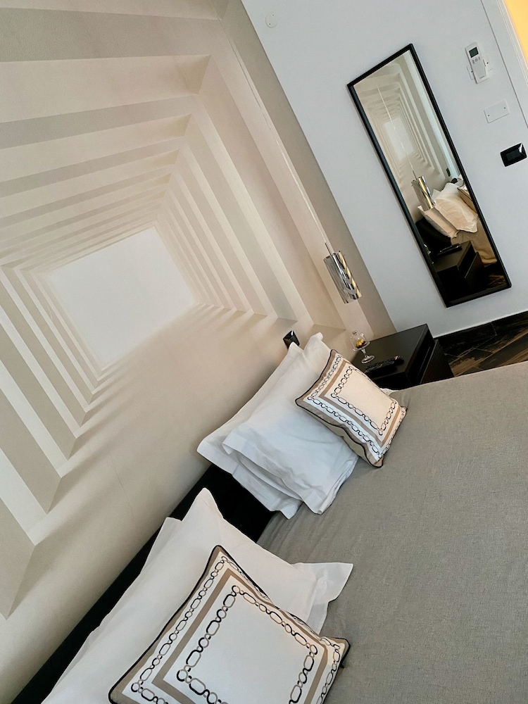 gatto bianco le mura