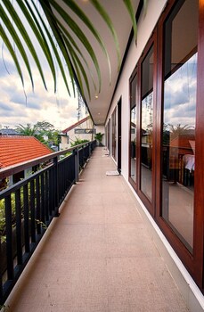 full moon guest house