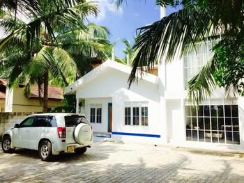 the beach house nilaveli