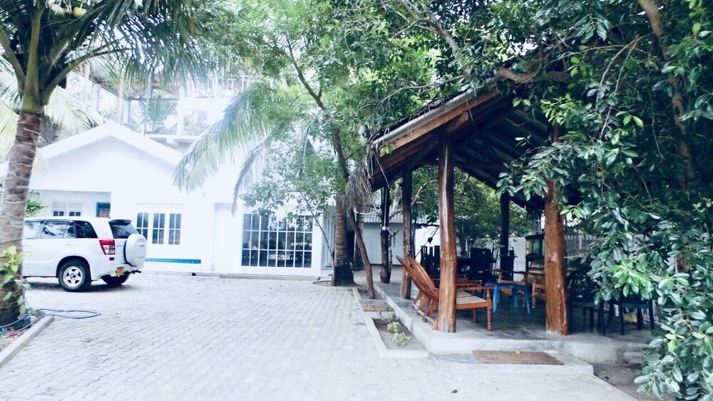the beach house nilaveli