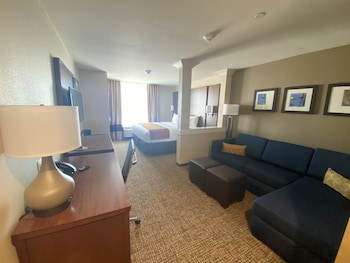 comfort suites midland west