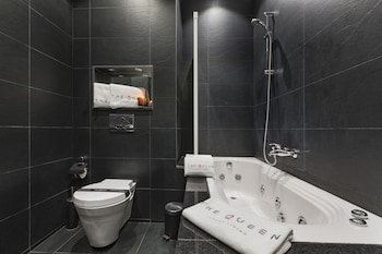 the queen luxury apartments villa liberty
