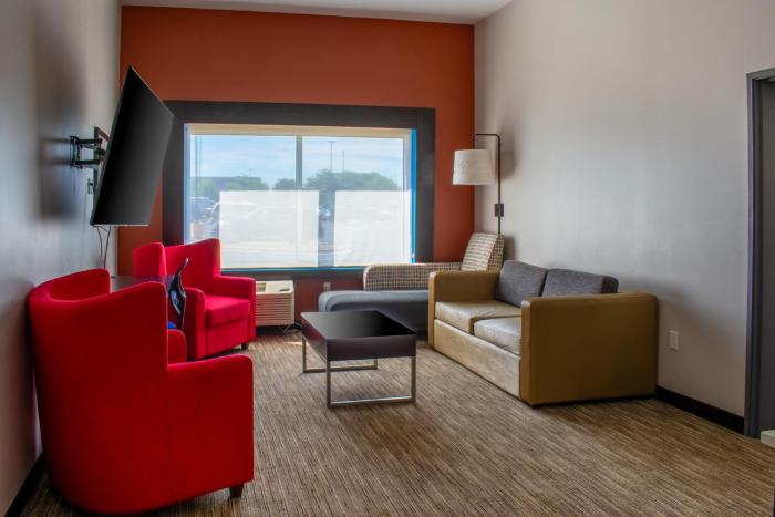 holiday inn express and suites yorkville an ihg hotel