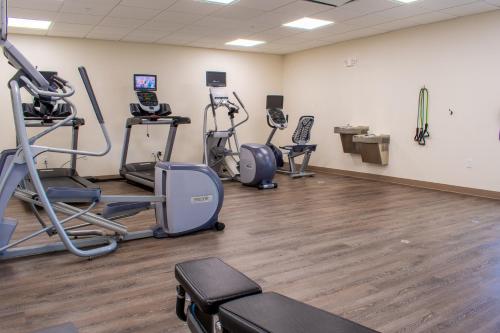 holiday inn express and suites yorkville an ihg hotel