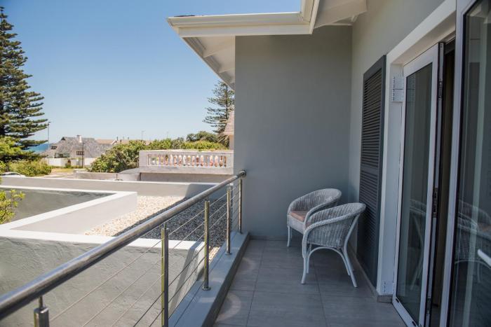 the whale on main bandb