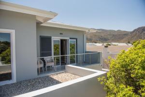 the whale on main bandb