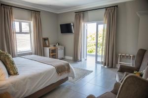 the whale on main bandb