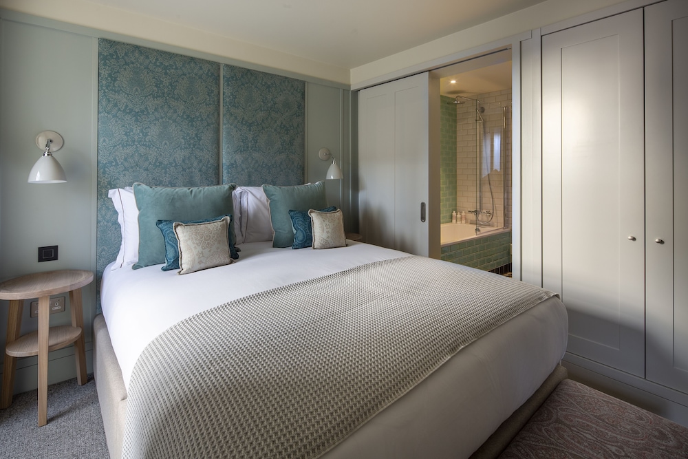 cheval abbey strand apartments at holyrood