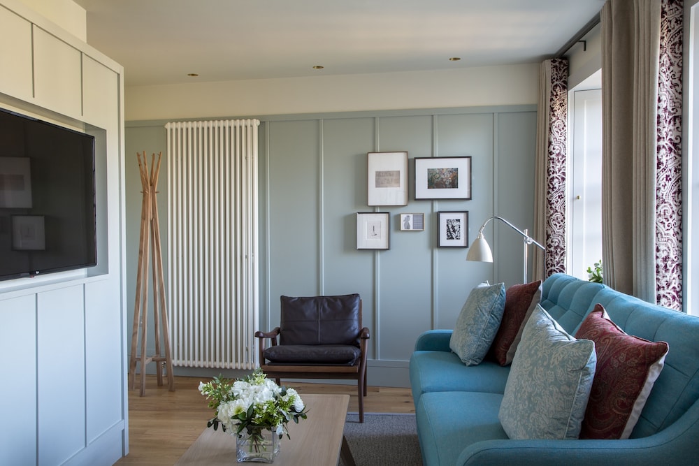 cheval abbey strand apartments at holyrood