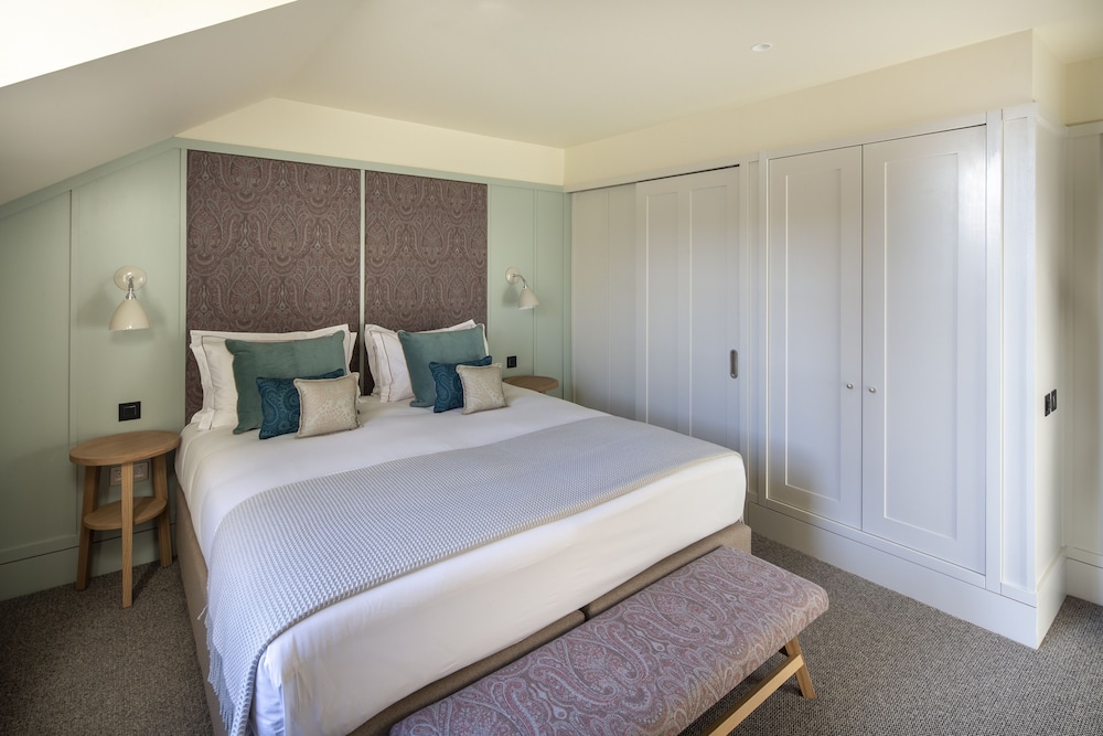 cheval abbey strand apartments at holyrood