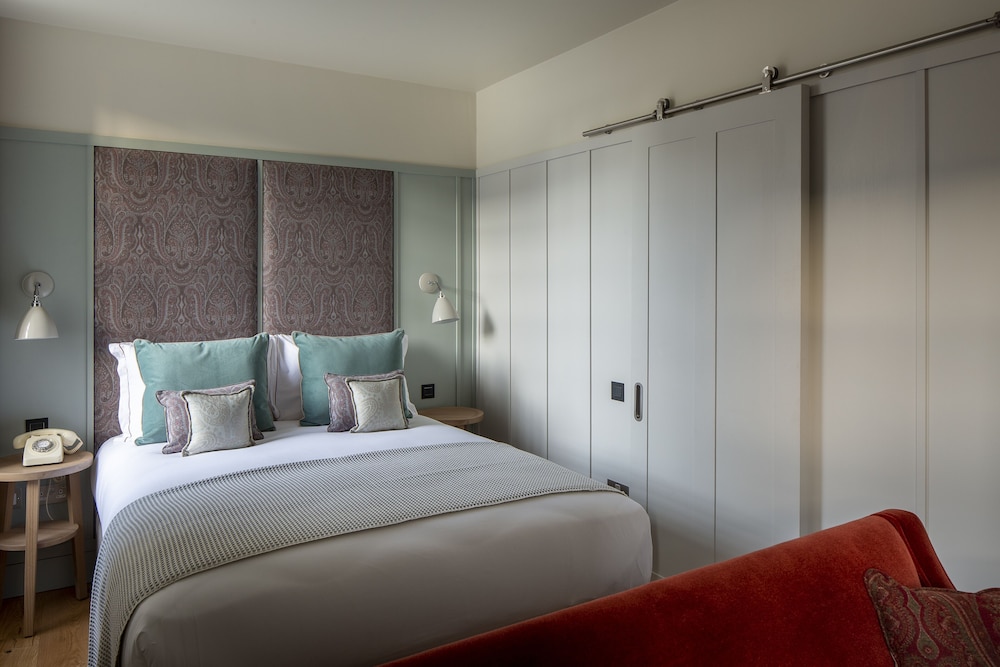 cheval abbey strand apartments at holyrood