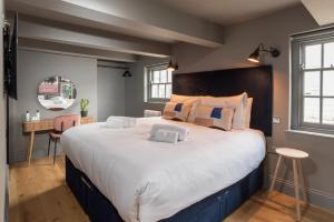 hiding space trim street apartments