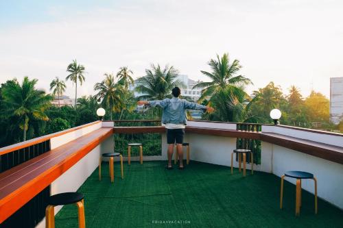 sleep box hostel suratthani