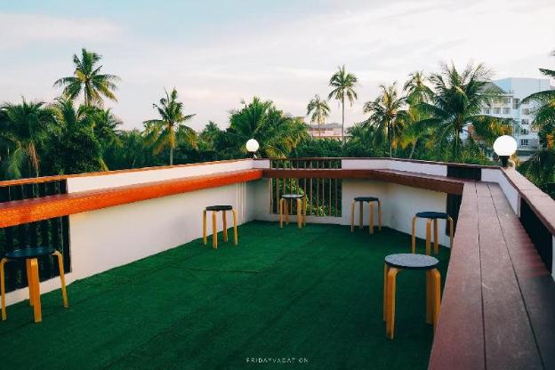 sleep box hostel suratthani