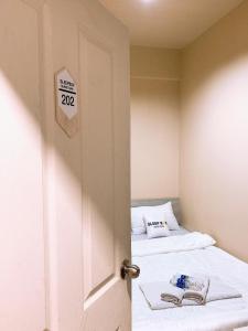 sleep box hostel suratthani